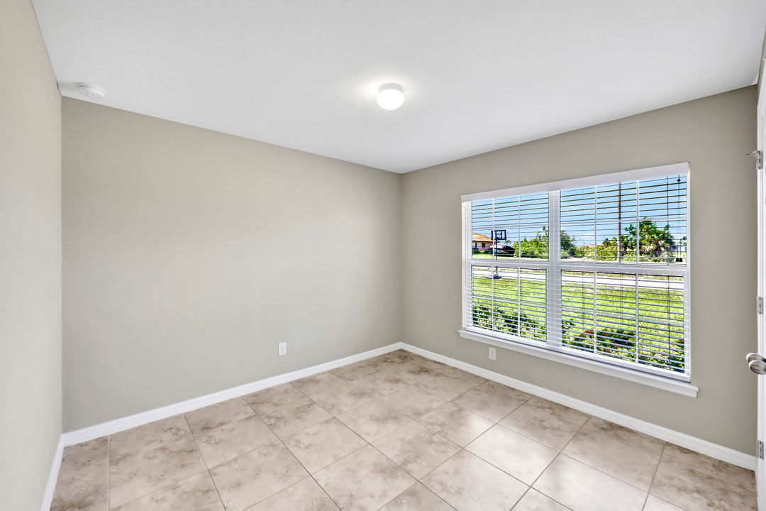 700 NW 8th Terrace, Cape Coral, FL 33993