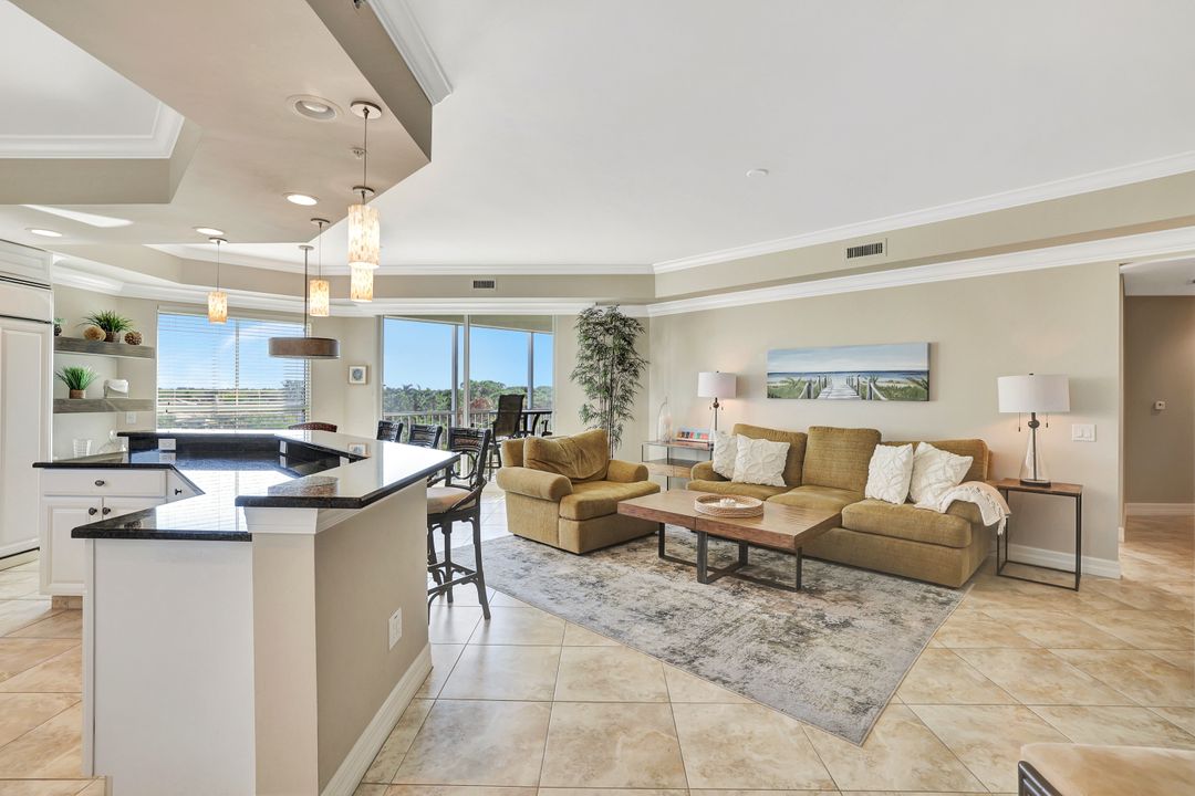 295 Grande Way #306, Naples, FL 34110