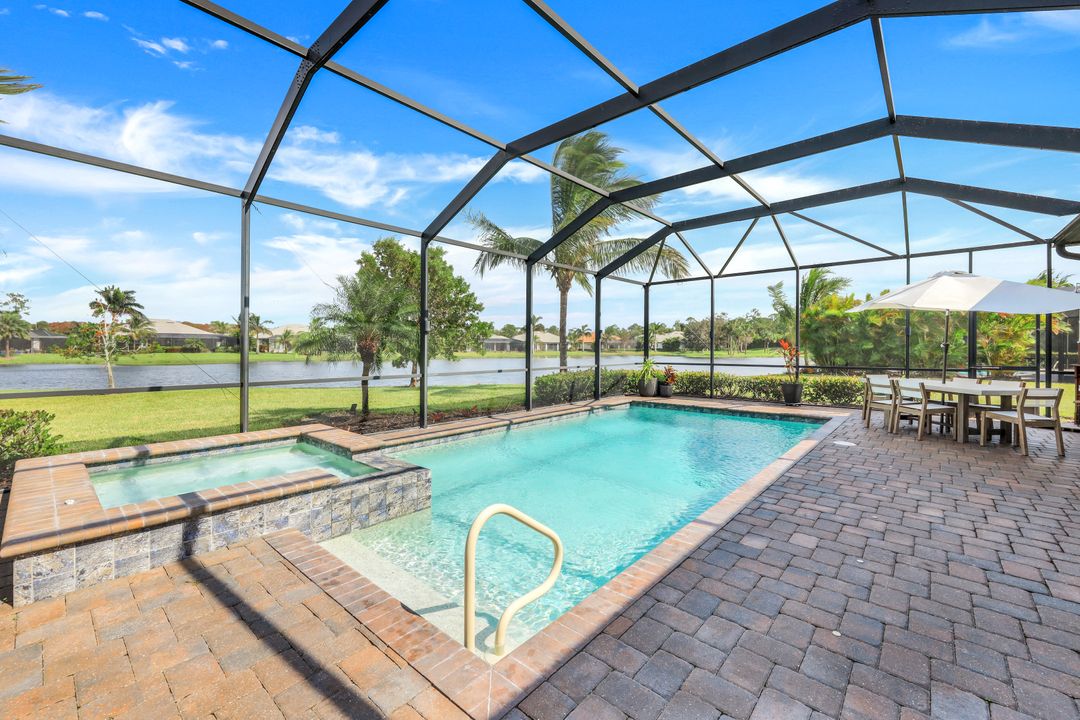 2067 Antigua Ln, Naples, FL 34120