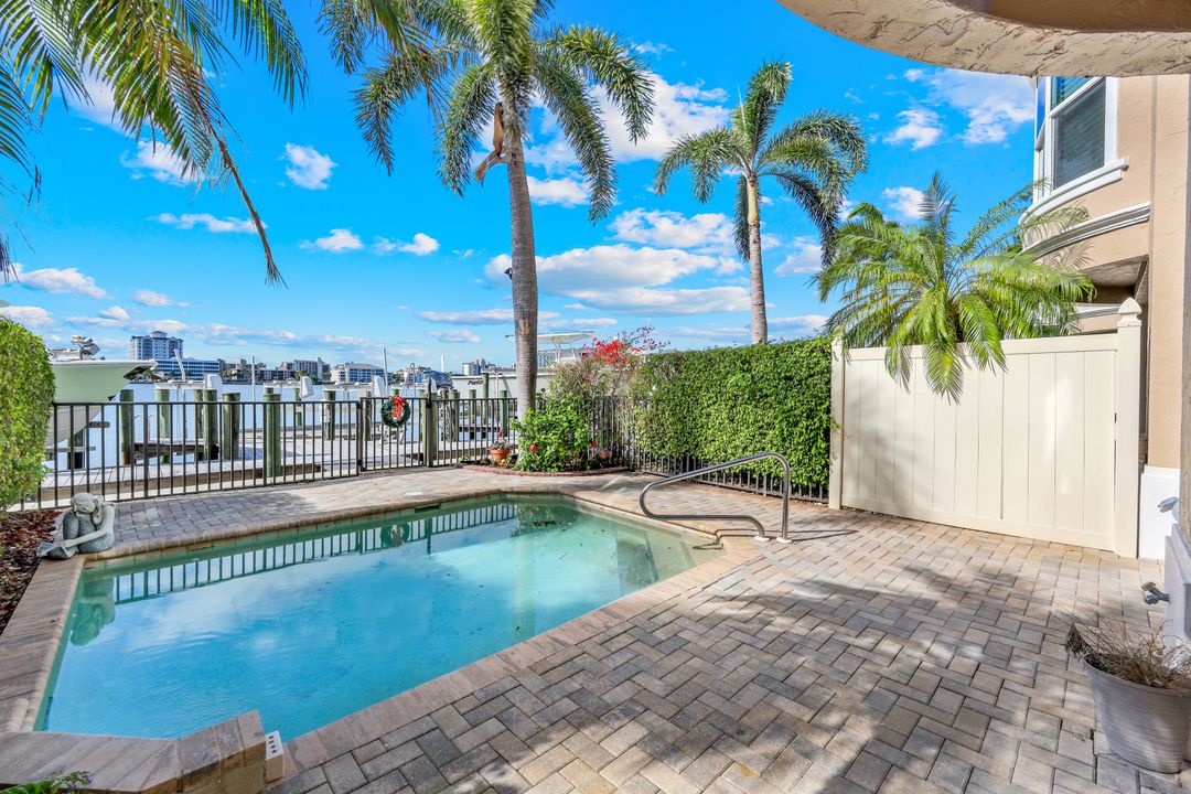 9207 Vanderbilt Dr #3, Naples, FL 34108