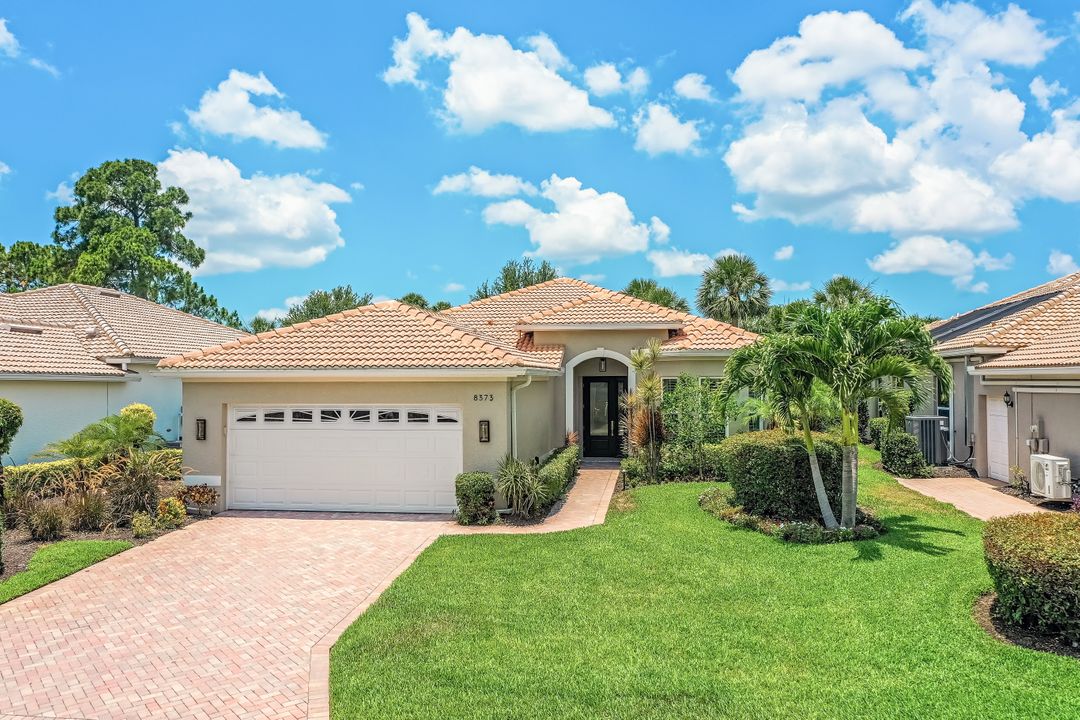 8373 Gleneagle Way, Naples, FL 34120