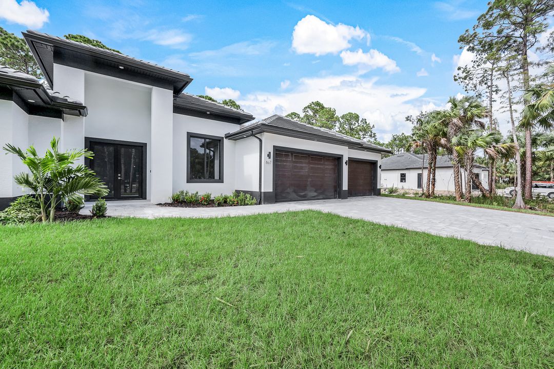 867 2nd St NE, Naples, FL 34120