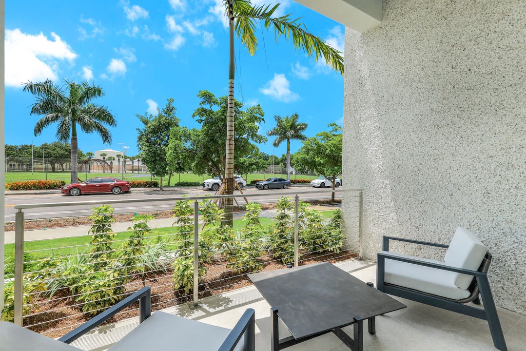 201 8th St S #101, Naples, FL 34102