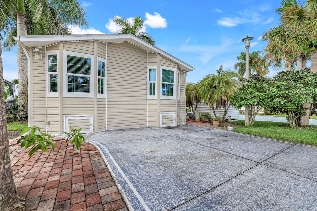 1015 Diamond Lake Cir, Naples, FL 34114