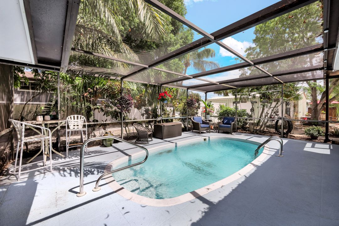 138 3rd St, Naples, FL 34113