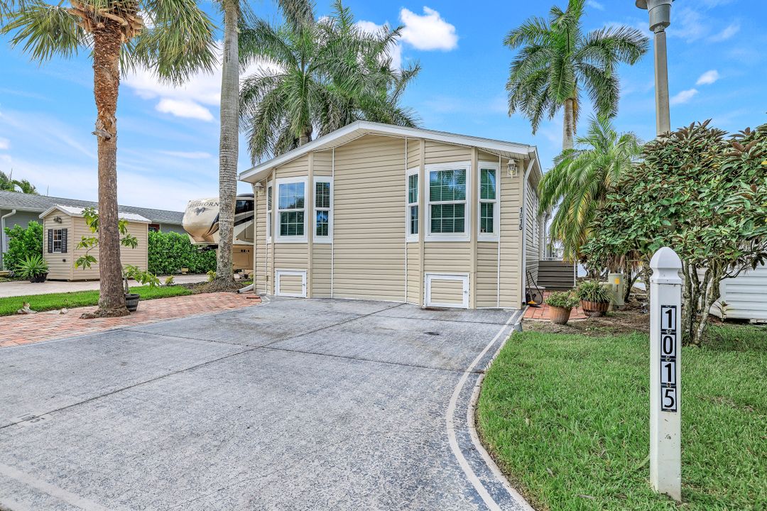 1015 Diamond Lake Cir, Naples, FL 34114