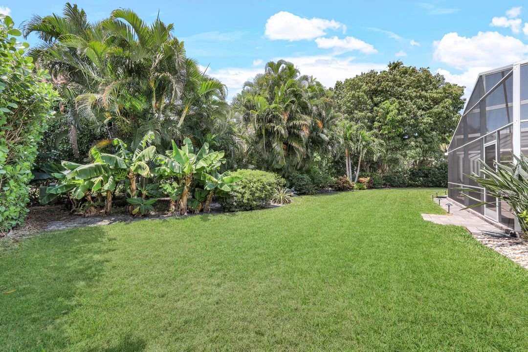 636 Park Shore Dr, Naples, FL 34103