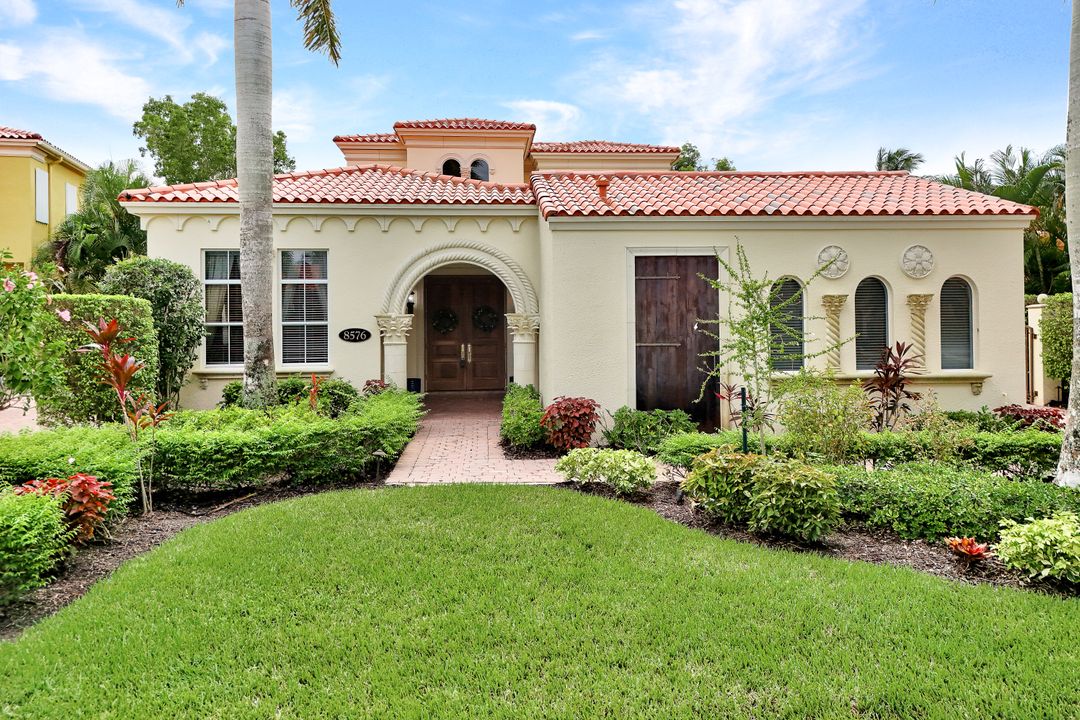 8576 Bellagio Dr, Naples, FL 34114