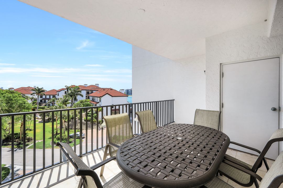 700 La Peninsula Blvd #401, Naples, FL 34113