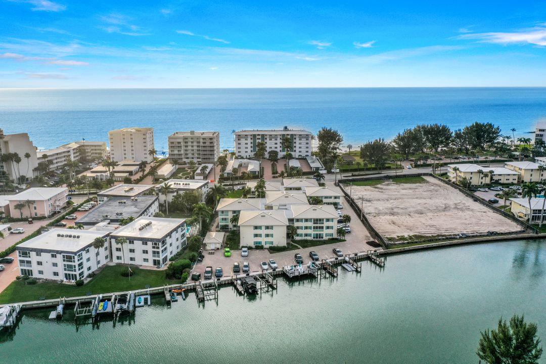 1950 Gulf Shore Blvd N #104, Naples, FL 34102