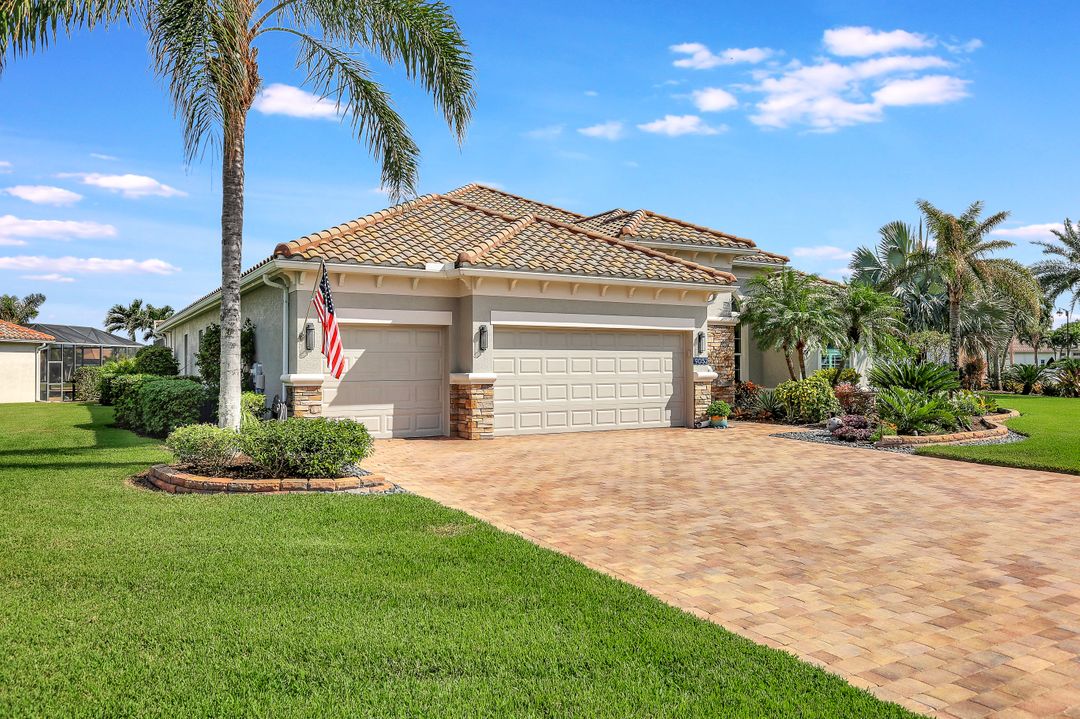 9052 Graphite Cir, Naples, FL 34120