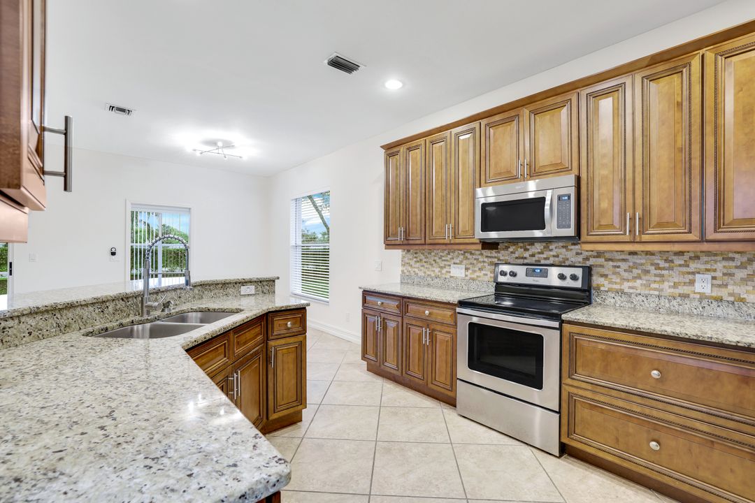 238 Stanhope Cir, Naples, FL 34104