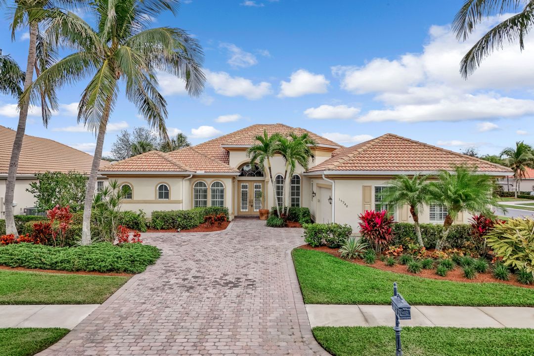 15948 Paseo Ln, Naples, FL 34110