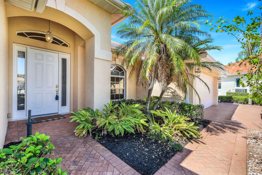 5014 Old Pond Dr, Naples, FL 34104