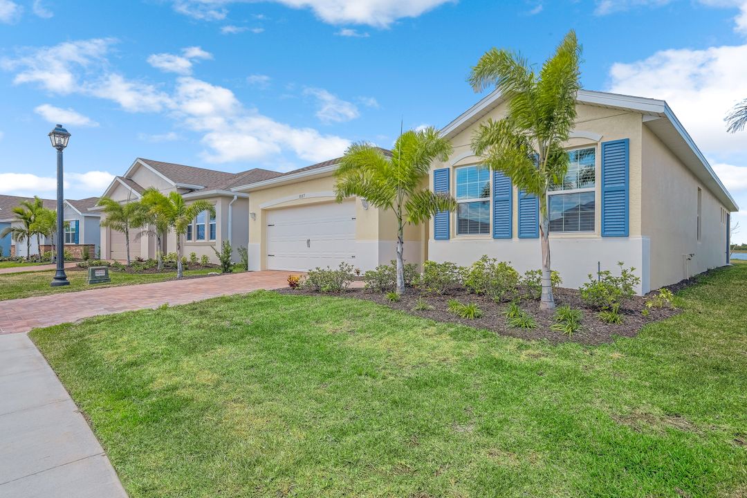 887 Stonewater Lk Ter, Cape Coral, FL 33993