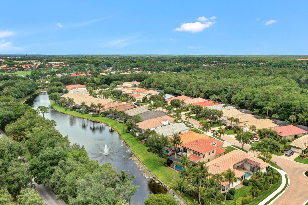 9231 Troon Lakes Dr, Naples, FL 34109