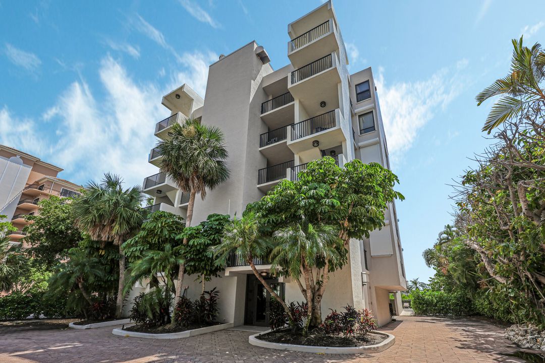 10562 Gulf Shore Dr APT 202, Naples, FL 34108