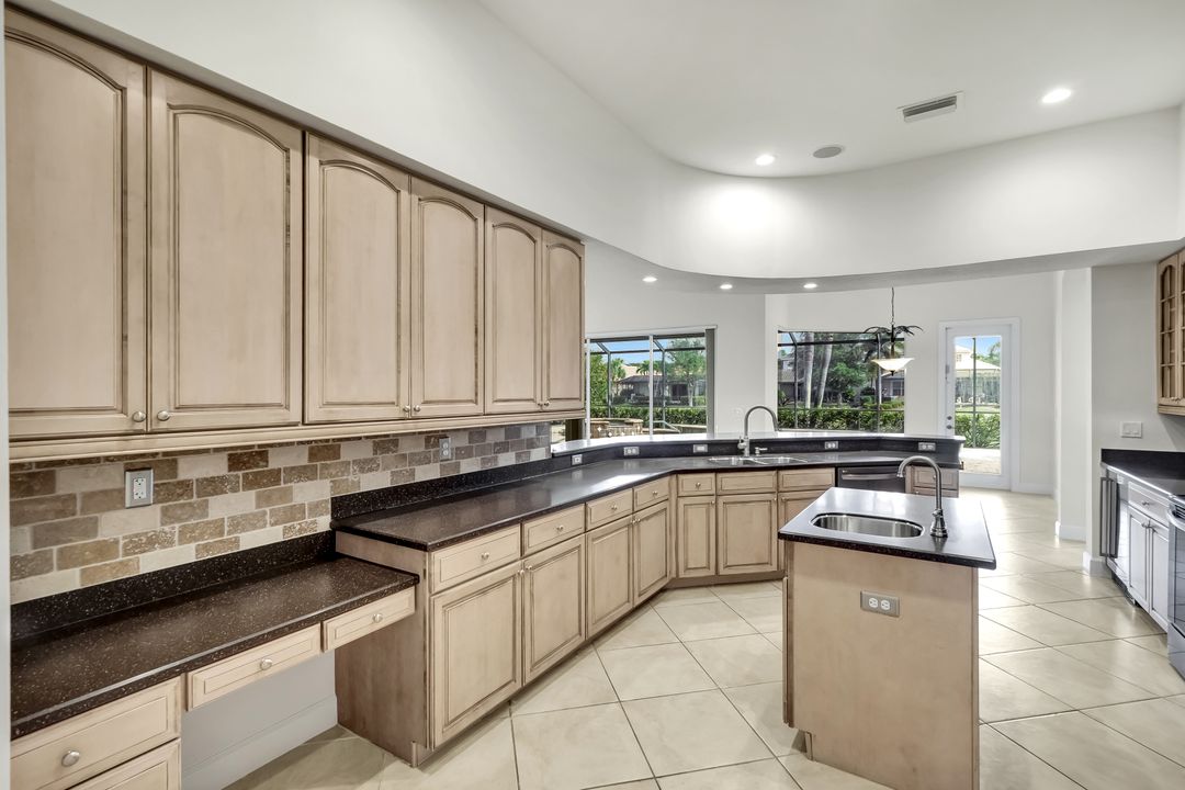 15948 Paseo Ln, Naples, FL 34110