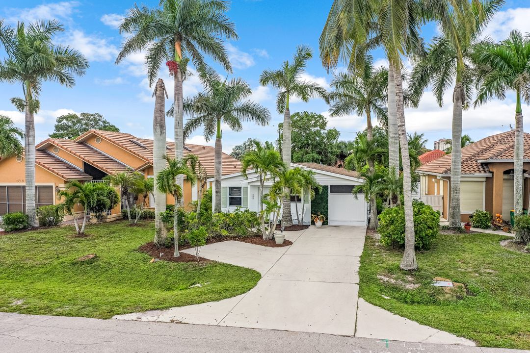 522 100th Ave N, Naples, FL 34108