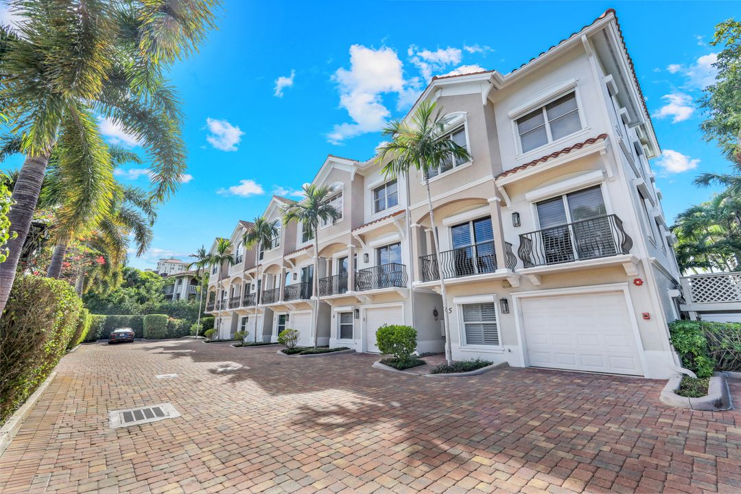 9207 Vanderbilt Dr #3, Naples, FL 34108