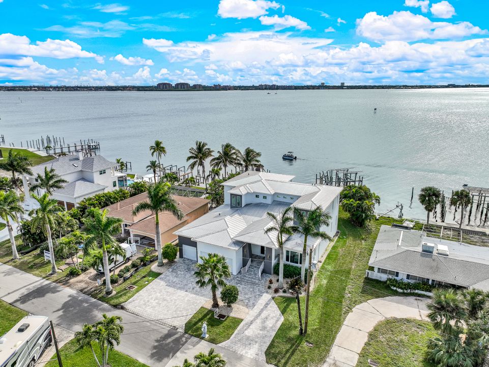 1018 Dolphin Dr, Cape Coral, FL 33904