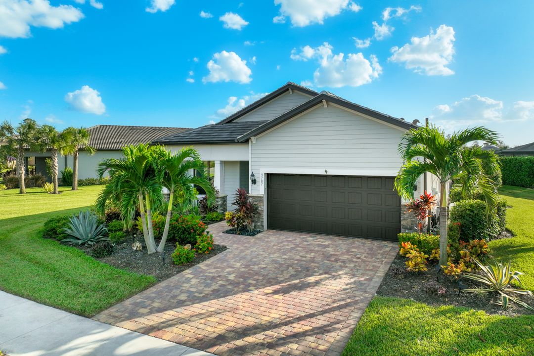 9787 Everglades Dr, Naples, FL 34120