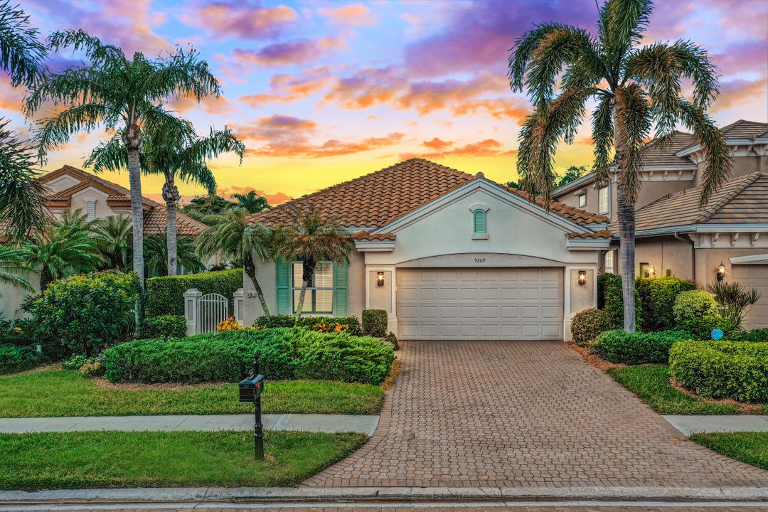 9209 Troon Lakes Dr, Naples, FL 34109