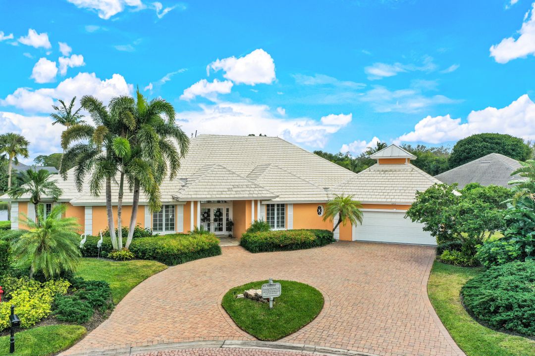 692 Ardmore Ln, Naples, FL 34108