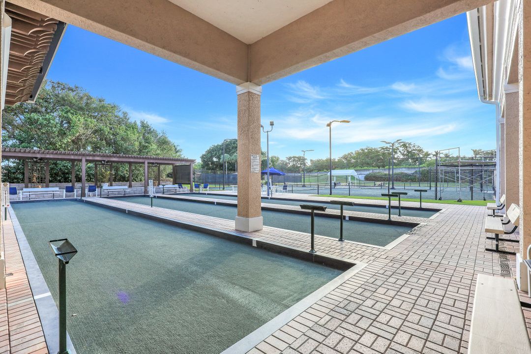 1610 Clermont Dr #201, Naples, FL 34109