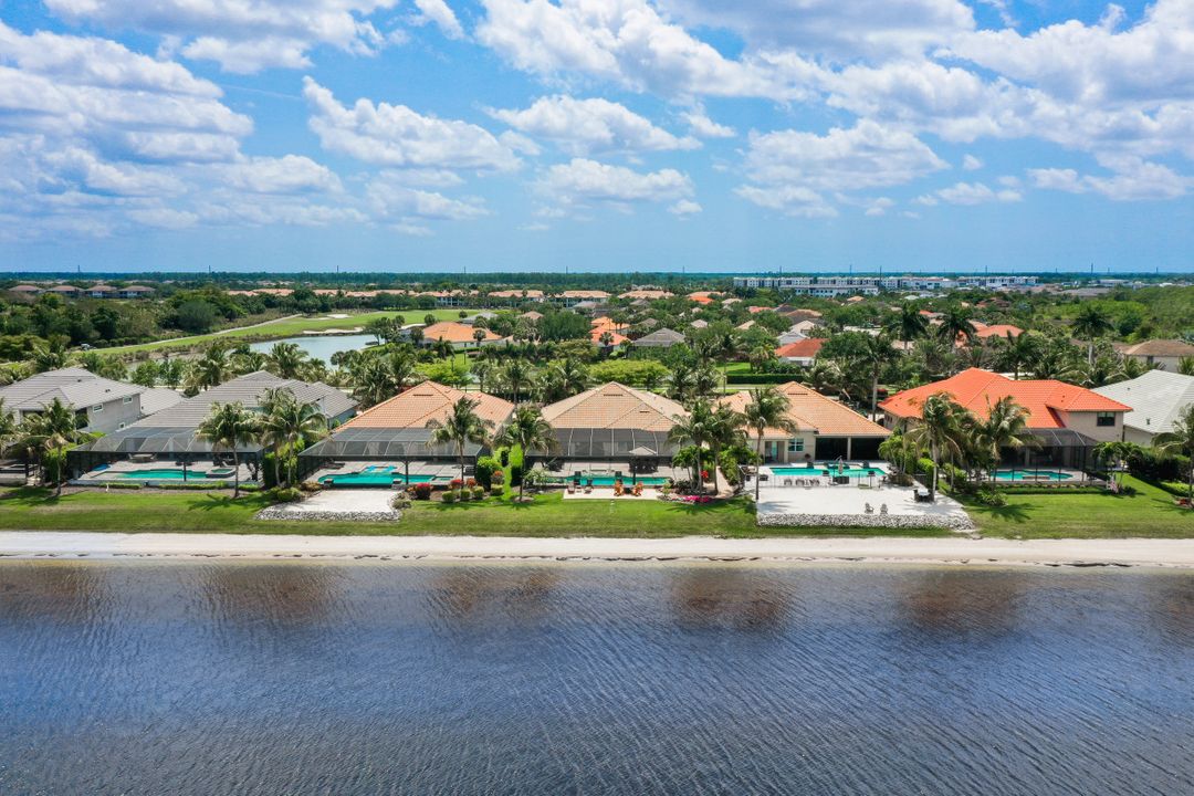 9079 Breakwater Dr, Naples, FL 34120