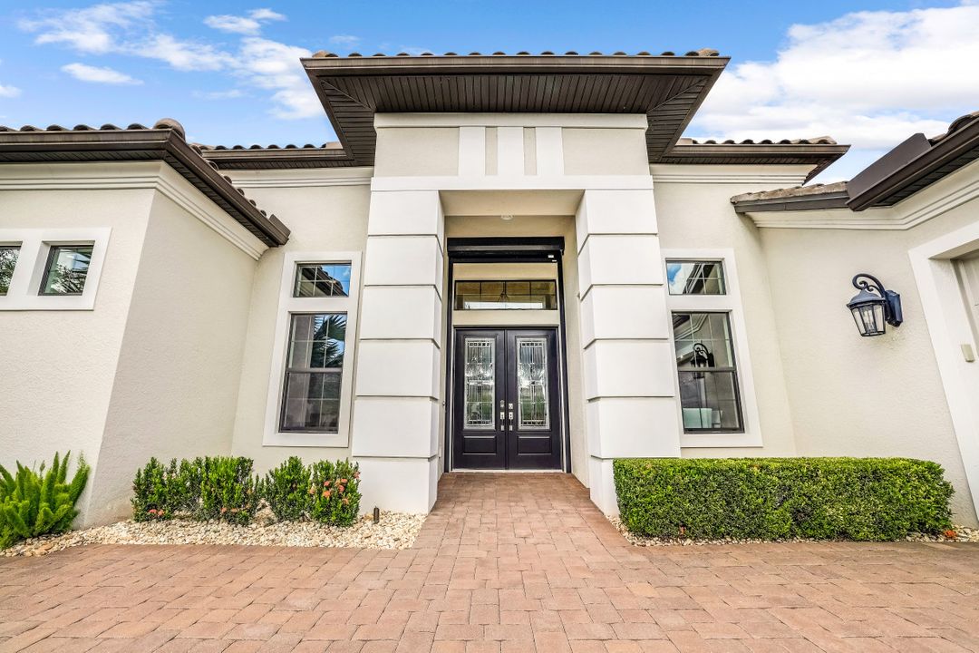 8663 Amour Ct, Naples, FL 34119