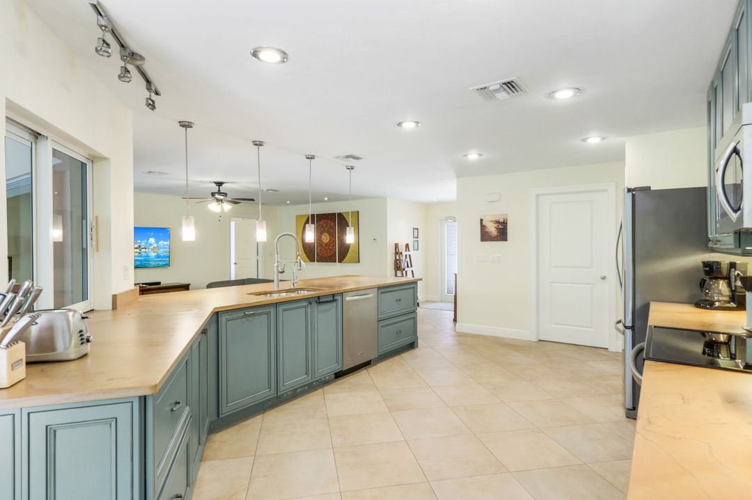 4865 Whispering Pine Way, Naples, FL 34103