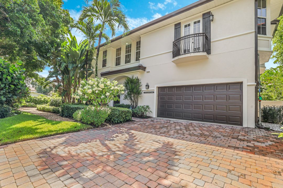 238 5th St S, Naples, FL 34102