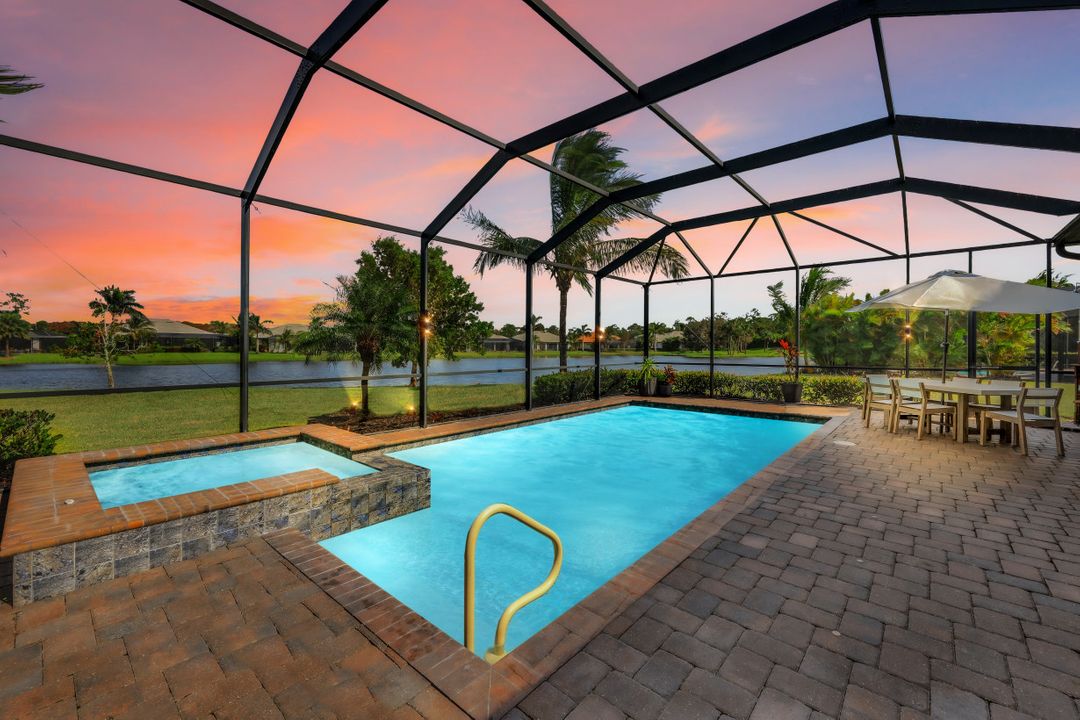 2067 Antigua Ln, Naples, FL 34120