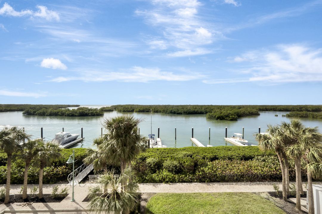 435 Dockside Dr #401, Naples, FL 34110