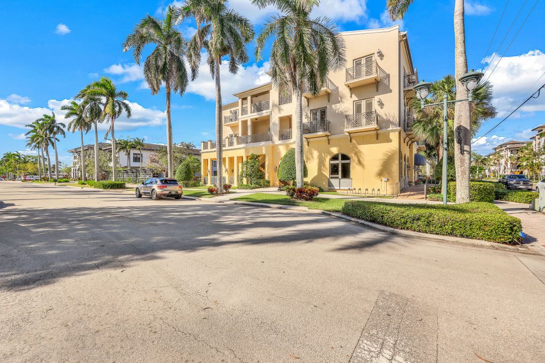 380 10th St S #204, Naples, FL 34102