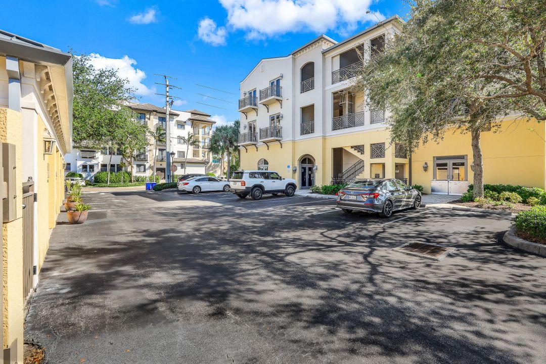 380 10th St S #204, Naples, FL 34102