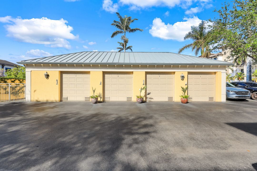 380 10th St S #204, Naples, FL 34102