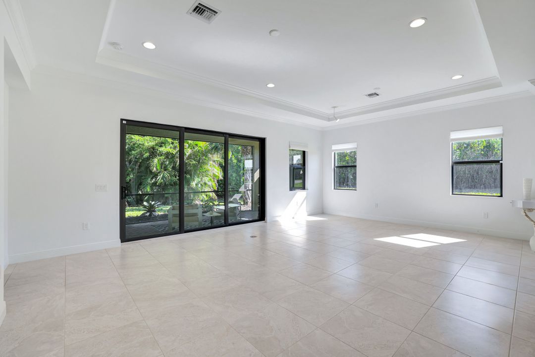 1999 Mustique St, Naples, FL 34120