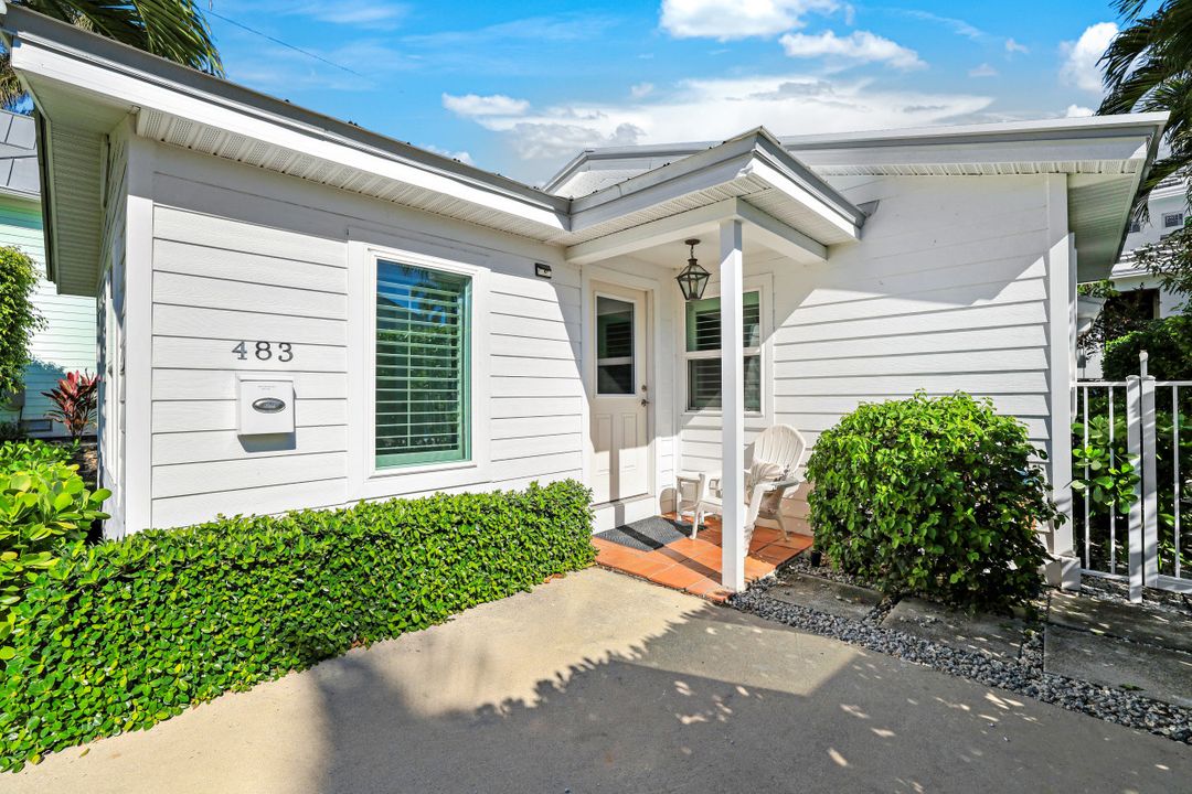 481 8th Ave S, Naples, FL 34102