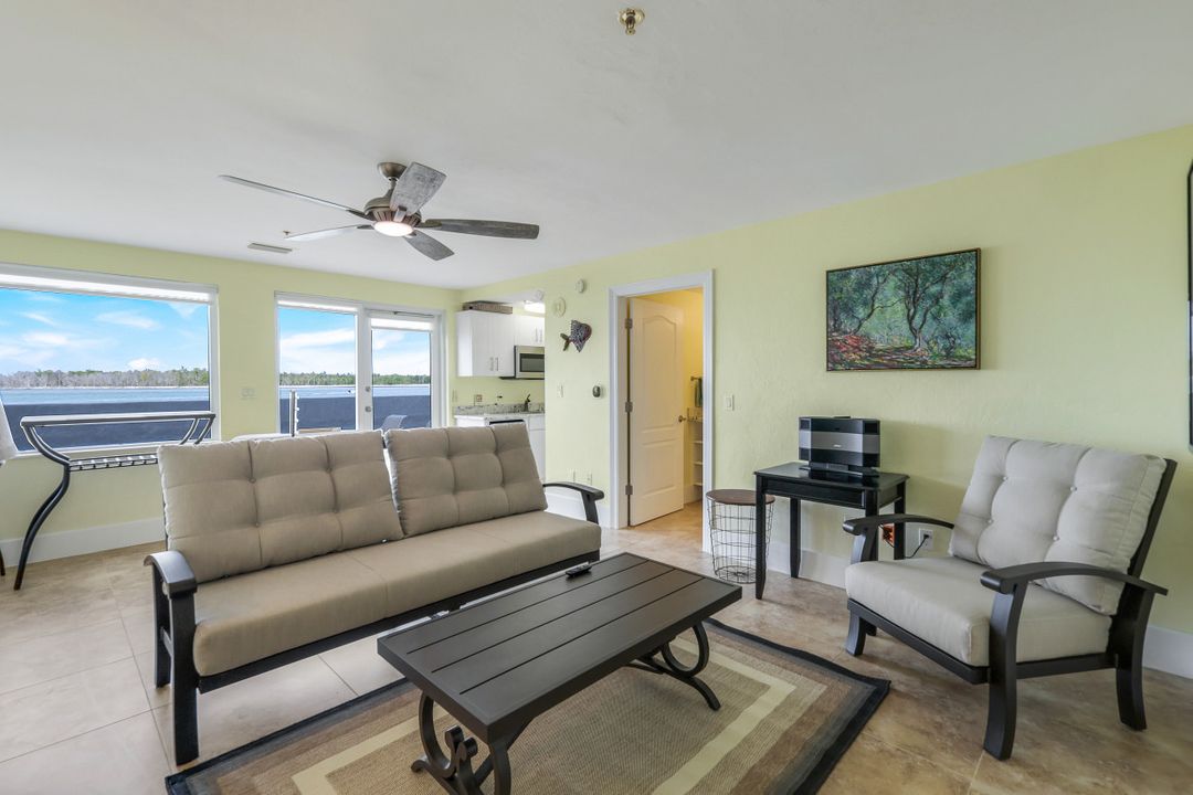 700 La Peninsula Blvd #206, Naples, FL 34113