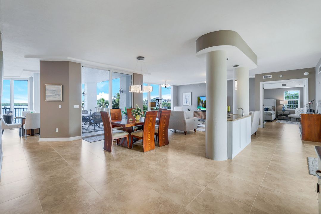 700 La Peninsula Blvd #206, Naples, FL 34113