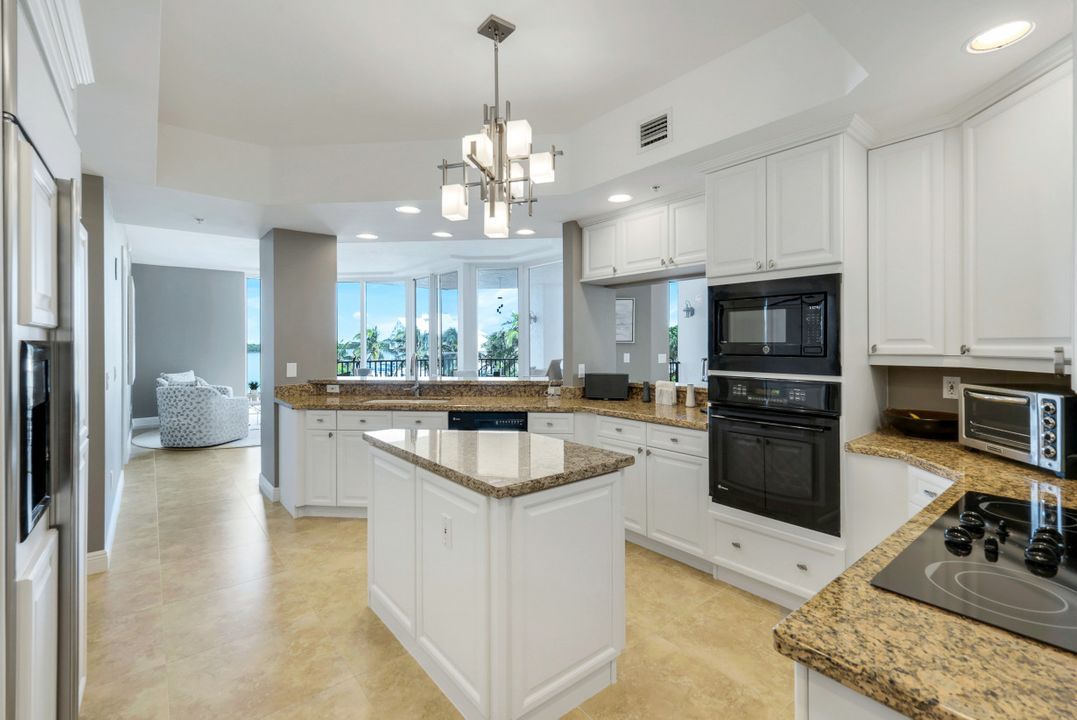 700 La Peninsula Blvd #206, Naples, FL 34113