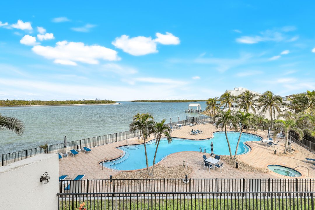 700 La Peninsula Blvd #206, Naples, FL 34113