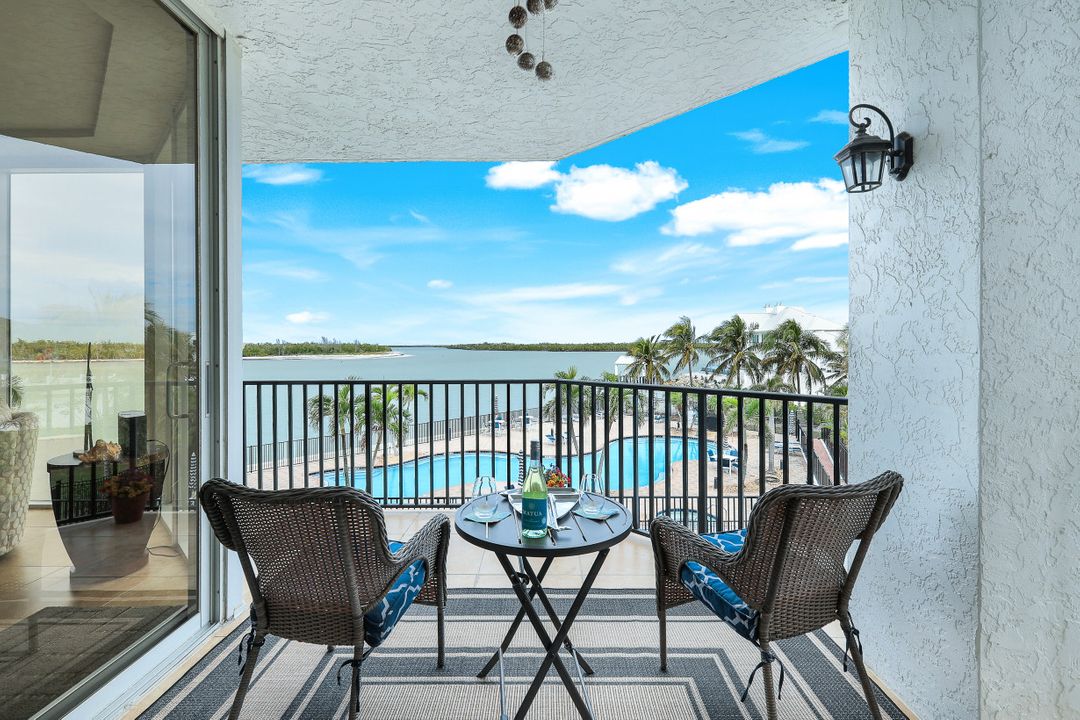 700 La Peninsula Blvd #206, Naples, FL 34113