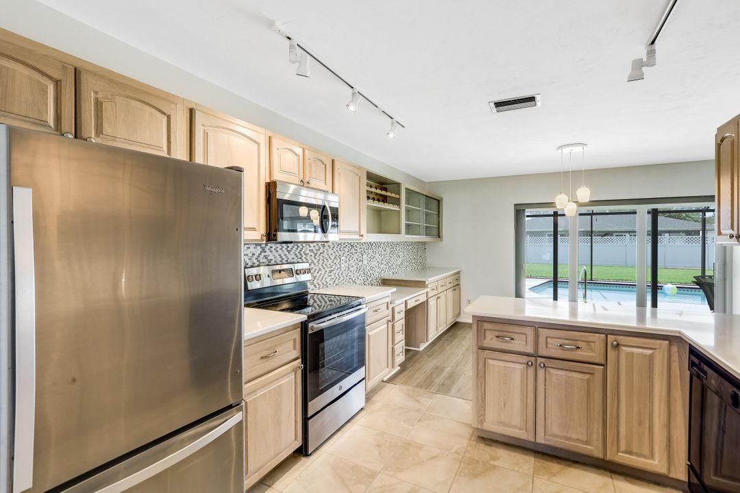 174 Willoughby Dr, Naples, FL 34110